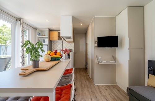 Vendres Villa | Country House 'Camping Domaine De La Yole' with Shared Pool
