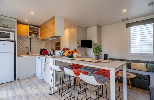 Vendres Villa | Country House 'Camping Domaine De La Yole' with Shared Pool
