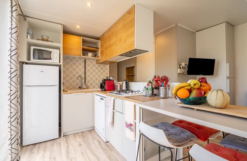 Vendres Villa | Country House 'Camping Domaine De La Yole' with Shared Pool