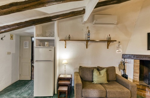 Llampaies House | Country House 'Can Gat Vell' with Shared Pool, Wi-Fi and Air Conditioning