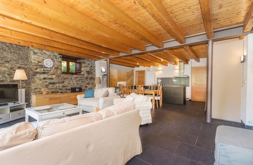 Tavascan House | Country House 'Casa Guillem 3' with Lake View, Wi-Fi and Air Conditioning