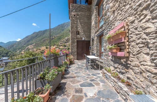 Tavascan House | Country House 'Casa Guillem 3' with Lake View, Wi-Fi and Air Conditioning
