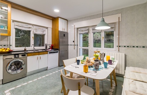 Colindres House | Country House 'Casa La Quinta' with Mountain Views, Heated Pool and Wi-Fi