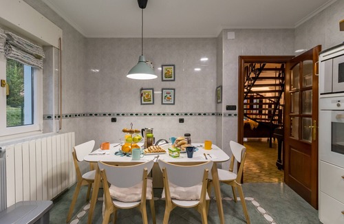 Colindres House | Country House 'Casa La Quinta' with Mountain Views, Heated Pool and Wi-Fi