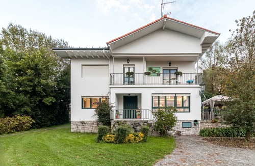 Colindres House | Country House 'Casa La Quinta' with Mountain Views, Heated Pool and Wi-Fi