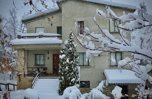Navaluenga House | Country House 'El Rincón De Gredos' with Mountain Views by the River – Cozy Retreat