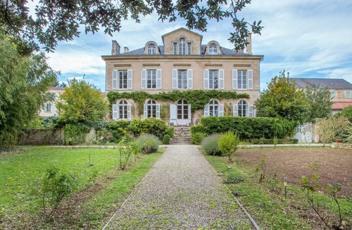 Fontenay-le-Comte Villa | Country House 'La Maison De Maître' with Private Pool, Private Terrace and Wi-Fi