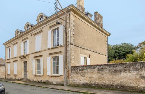 Fontenay-le-Comte Villa | Country House 'La Maison De Maître' with Private Pool, Private Terrace and Wi-Fi