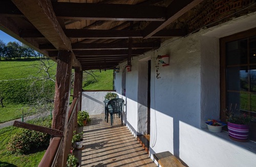 Valle de Carranza House | Country House 'Fuenternilla' with Mountain View, Private Terrace and Wi-Fi