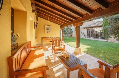 Uruena House | Country House 'La Anunciada' with Lake View and Private Garden