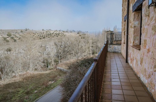 Castrojimeno House | Country House 'La Panera' with Mountain View, Private Terrace and Wi-Fi