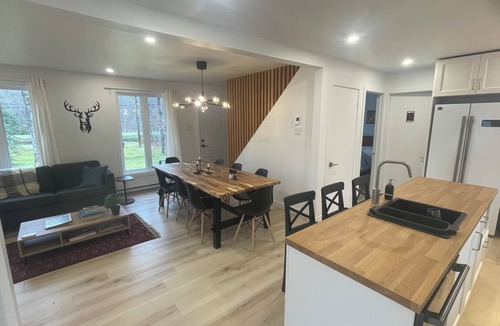 Saint-Pierre-de-l'lle-d'Orleans Cottage | Country house on Île d'Orléans - La Maison Blanche - Sleeps 8 - Renovated.