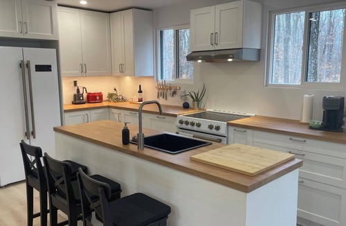 Saint-Pierre-de-l'lle-d'Orleans Cottage | Country house on Île d'Orléans - La Maison Blanche - Sleeps 8 - Renovated.