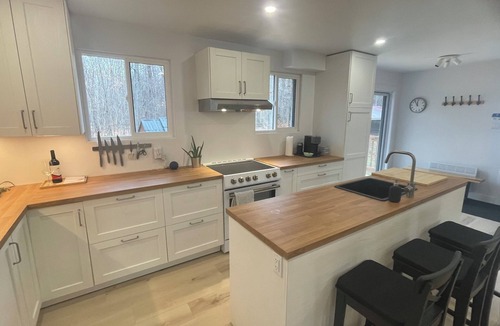 Saint-Pierre-de-l'lle-d'Orleans Cottage | Country house on Île d'Orléans - La Maison Blanche - Sleeps 8 - Renovated.