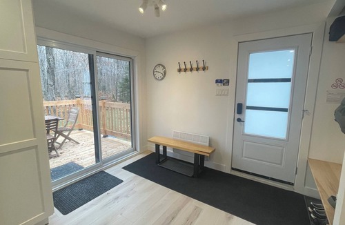 Saint-Pierre-de-l'lle-d'Orleans Cottage | Country house on Île d'Orléans - La Maison Blanche - Sleeps 8 - Renovated.