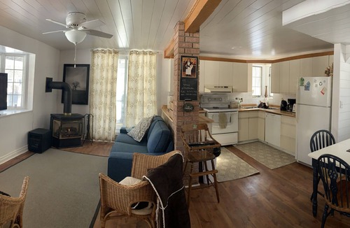 Oro-Medonte House | Country House, sleeps 8. Kitchen, BBQ, campfire. Self contained, Event Friendly!