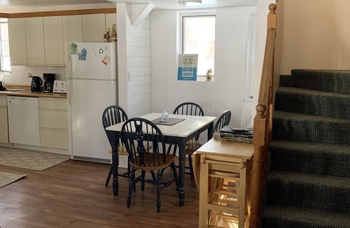 Oro-Medonte House | Country House, sleeps 8. Kitchen, BBQ, campfire. Self contained, Event Friendly!