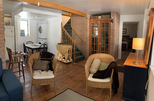 Oro-Medonte House | Country House, sleeps 8. Kitchen, BBQ, campfire. Self contained, Event Friendly!