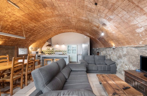 Olvan House | Country House 'Volta De Ferreres' with Mountain View, Shared Pool and Wi-Fi