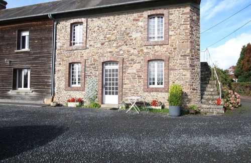 Cerisy-la-Salle Cottage | Country House with Fireplace and Pets Allowed