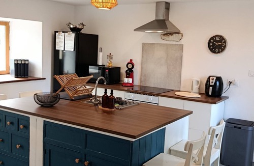 Megrit House | Country house with fireplace, right next to trails. Pets welcome!