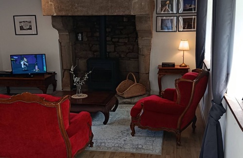 Megrit House | Country house with fireplace, right next to trails. Pets welcome!