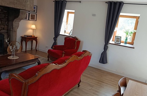 Megrit House | Country house with fireplace, right next to trails. Pets welcome!