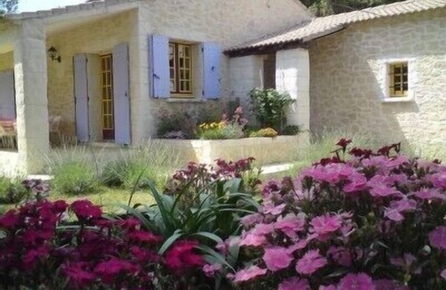 Vallerargues Villa | Country house with pool and jacuzzi. Free WIFI.