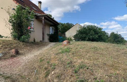 Lindry Villa | Country house with unfenced garden