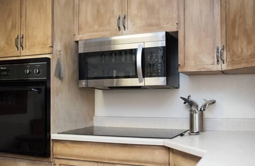 Decorah House | Country in the City | Massage Chair and Fireplace | Close to Downtown