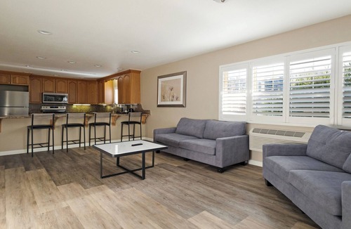 Jamestown Hotel | Country Inn Sonora