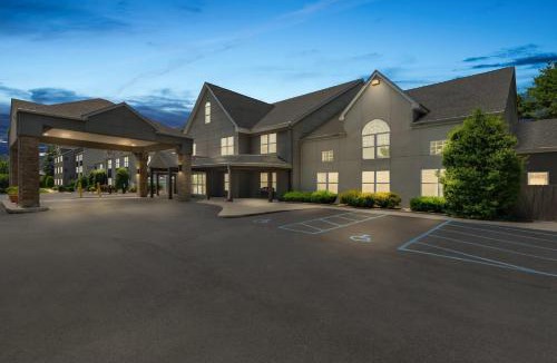 Hollins Hotel | Country Inn & Suites by Radisson, Roanoke, VA