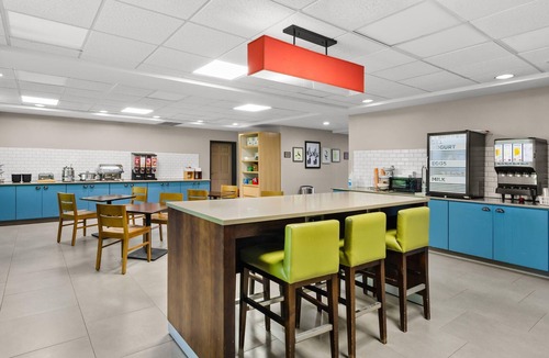 Hollins Hotel | Country Inn & Suites by Radisson, Roanoke, VA
