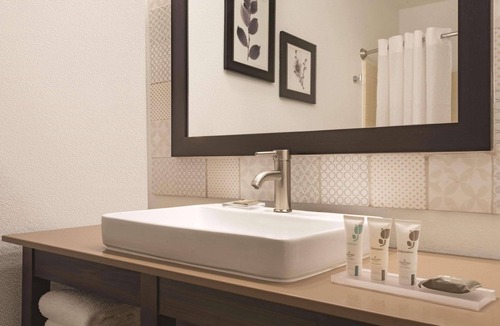Pella Hotel | Country Inn & Suites by Radisson, Pella, IA