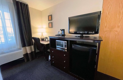 Larkspur Hotel | Country Inn & Suites by Radisson, Bend, OR