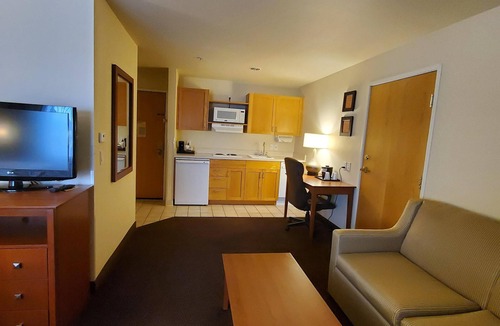 Larkspur Hotel | Country Inn & Suites by Radisson, Bend, OR