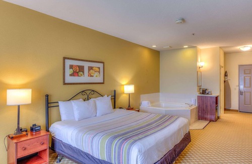 Village of Lakewood Hotel | Country Inn & Suites by Radisson, Crystal Lake, IL