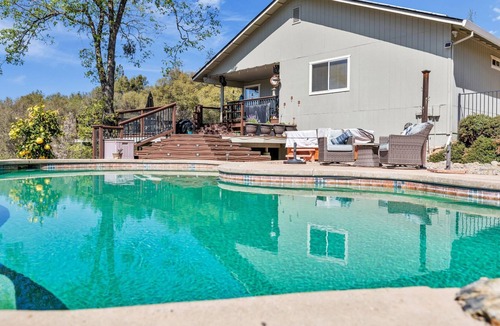 Placerville House | Country Living in Cozy Luxury.Welcome long term renters and furry friends