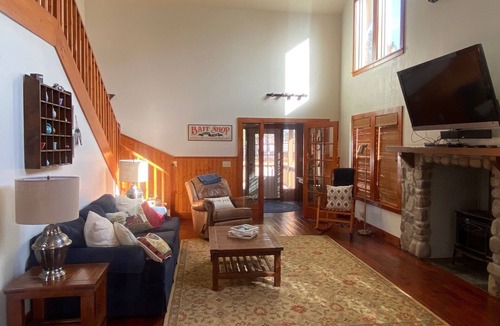 Pittsburg House | Country living with a cozy cabin and a fishing pond out back for your enjoyment!
