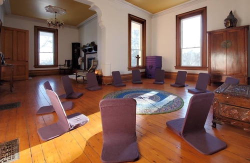 South Glengarry House | Country Manor....a cozy zen oasis with large studio!