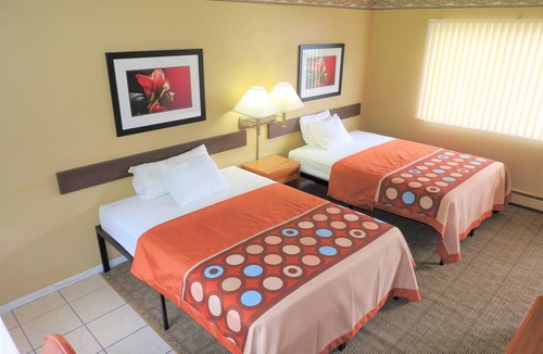 South Lyon Hotel | Country Meadow inn