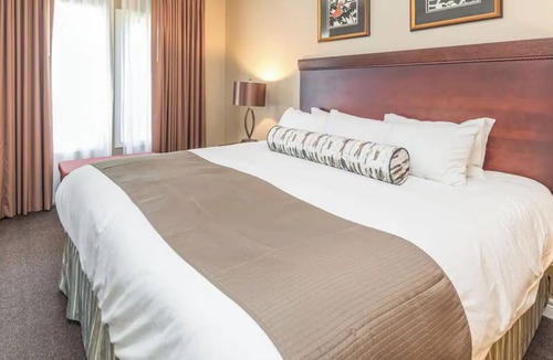 Oro-Medonte Resort | Country Resort with Pool, BBQs, with Private Suites Ski Retreat