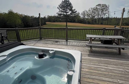 McEwen House | Country Retreat w/Hot Tub on 20 Acres in Dickson