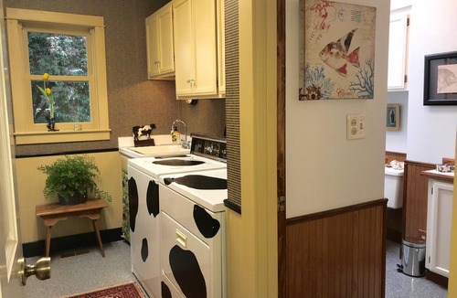 Molalla House | Country Retreat with Hot Tub and Hiking. Close to Waterfalls and Wedding Venues.