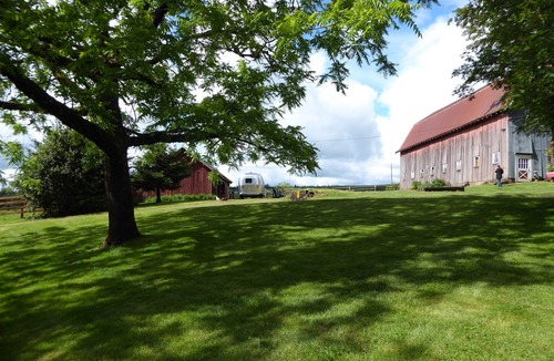 Molalla House | Country Retreat with Hot Tub and Hiking. Close to Waterfalls and Wedding Venues.