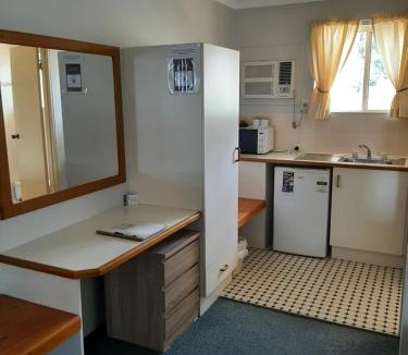 Warwick Hotel | Country Rose Motel Warwick