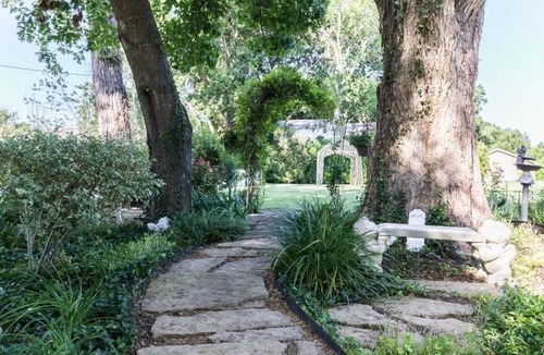 Ovilla House | Country Setting just close enough to the city! Large groups welcome!