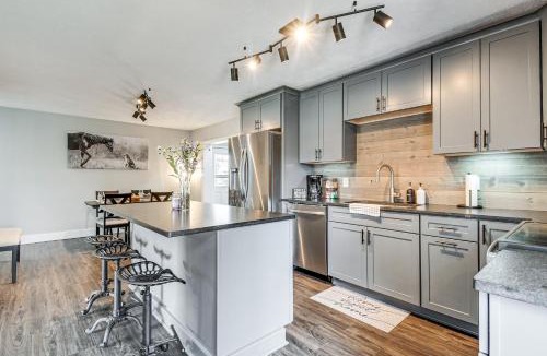 Waco House | Country Setting w/Modern Feel! Group Stay in Waco
