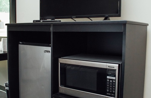 New Holland Hotel | Country Squire Inn and Suites