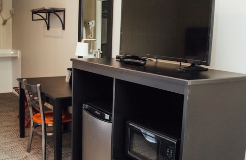 New Holland Hotel | Country Squire Inn and Suites